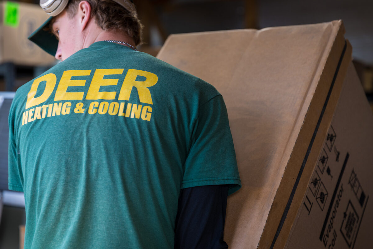 deer employee lifting box